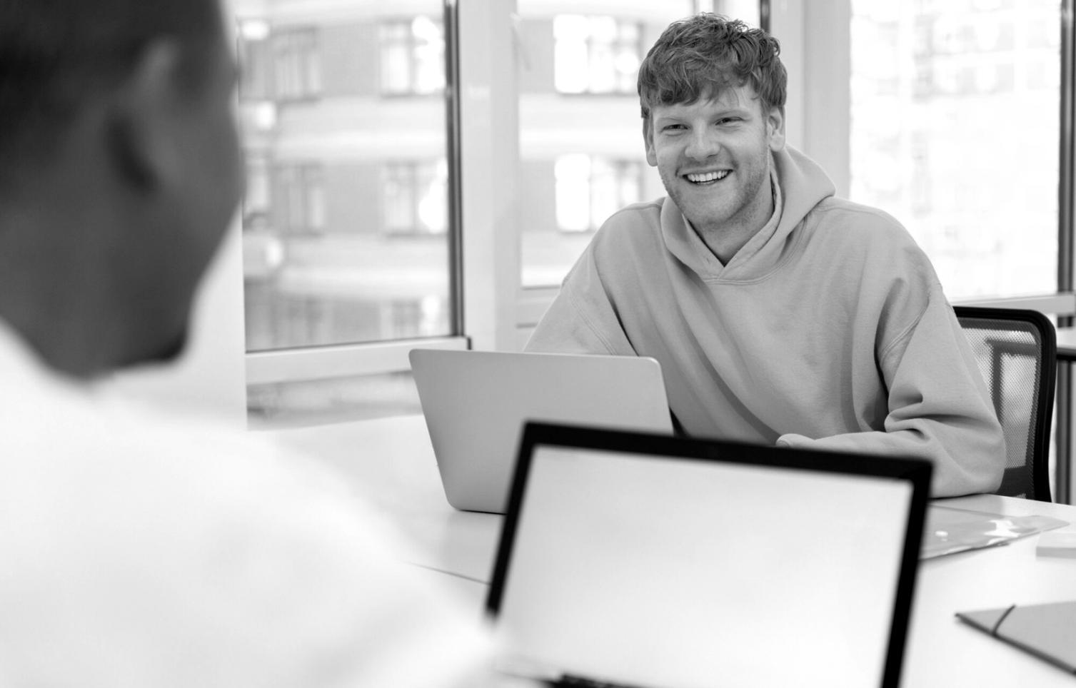 Espace de travail organisé avec calculatrice et documents financiers
