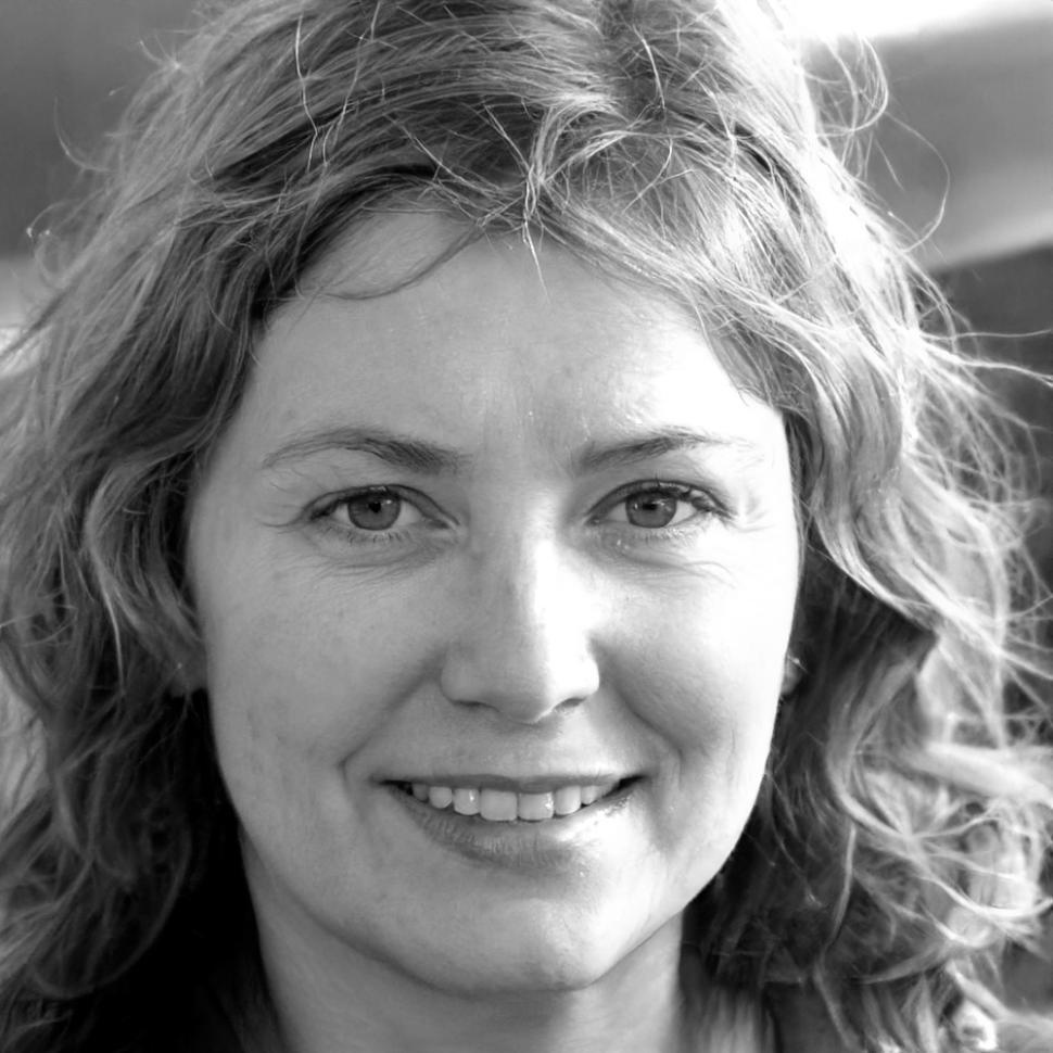 Portrait de Lyraleth Moonweaver, consultante en finances familiales